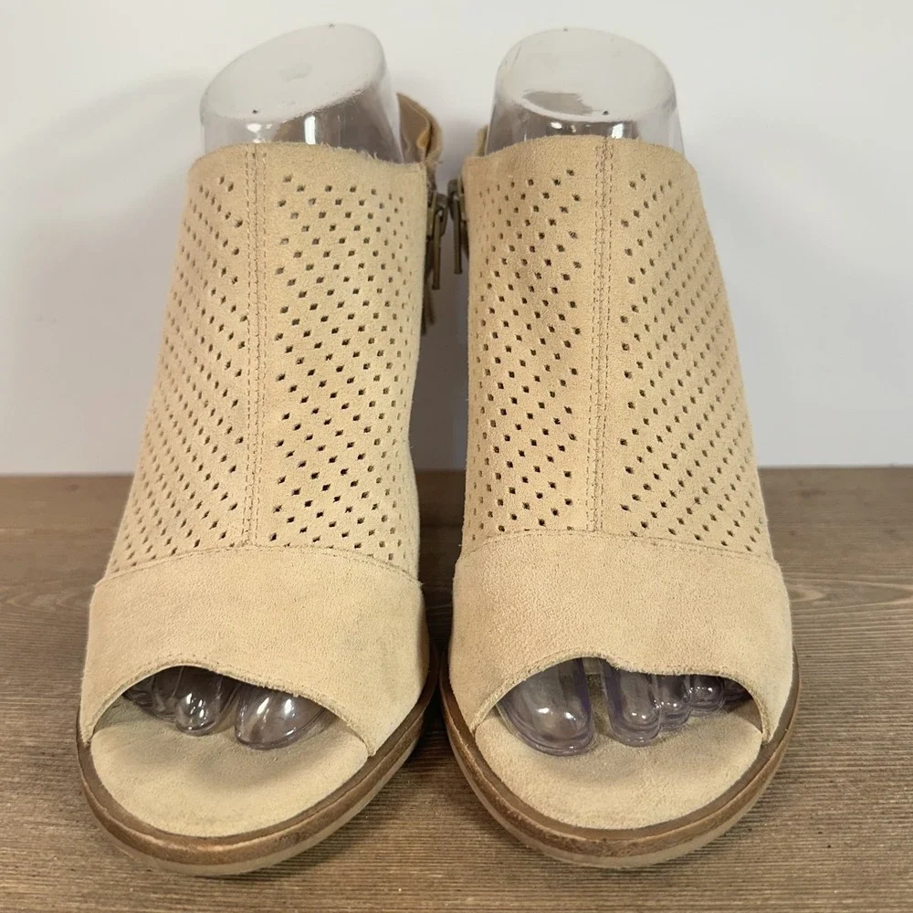 Gianni Bini Hadwin Heels Womens 8.5 Tan Suede Tassel Peep Toe Coquette Festival